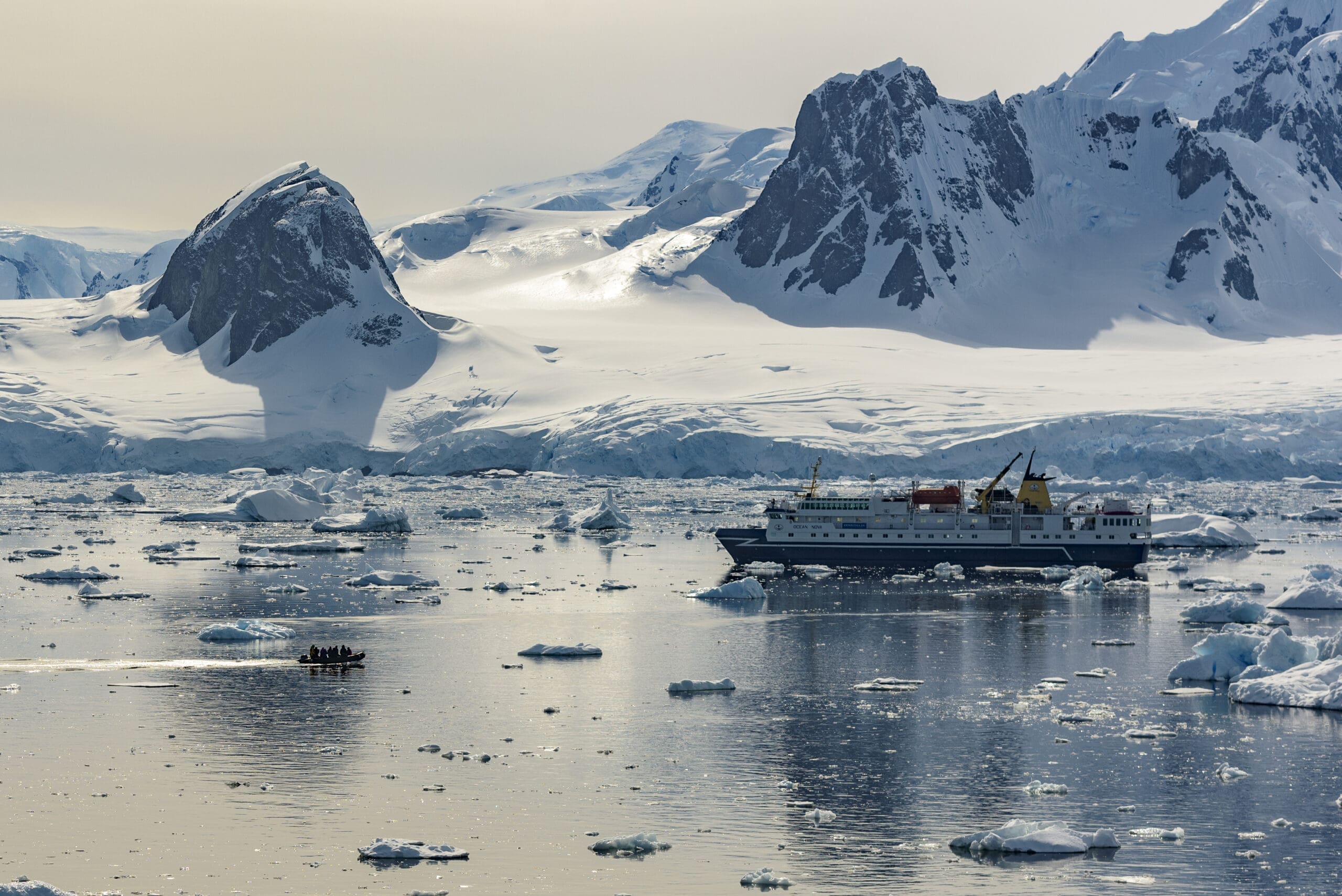 AXX1_CA11-OCN_2015-16_076.JPG Antarctica air cruise by IBG Travel